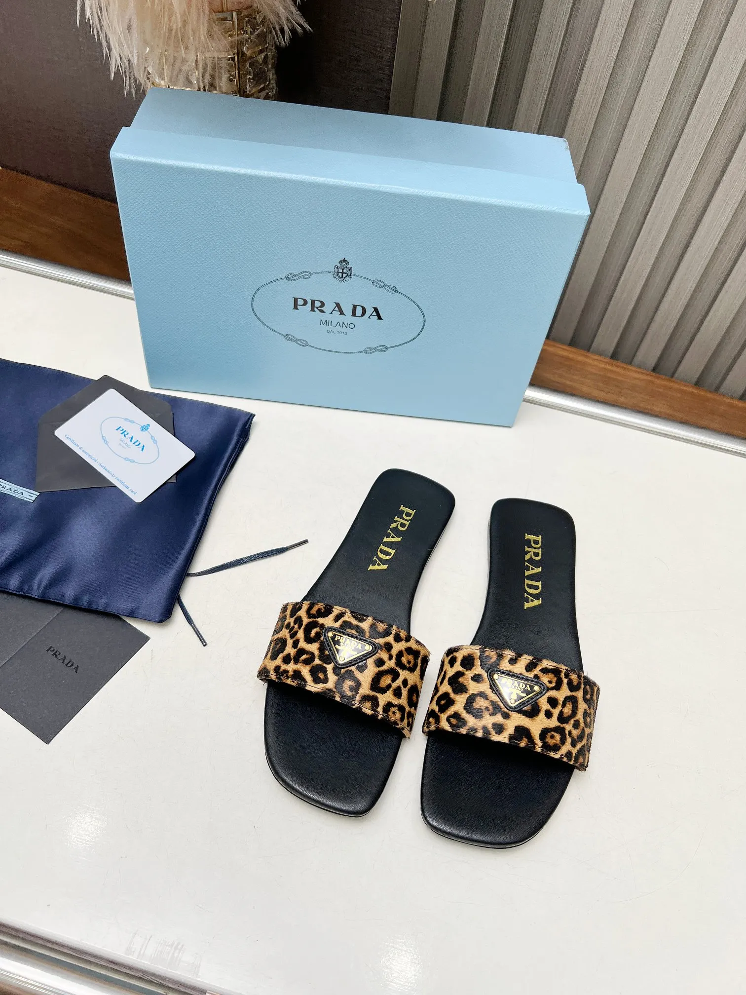 👟👟Ex-factory price 440👟👟 Top version on the market🔥4050SS Prada〰️Triangle logo ✔️Top quality ✔️Elegant, intellectual, retro and cute in one ✔️Upper: original horse hair cowhide ➕Original hardware buckle ✔️Inner: lambskin lining ✔️Original Italian leather outsole ✔️Size: 35-42 (41, 42, customized)